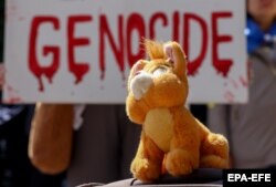 М’яка іграшка під час протесту українських активістів перед штаб-квартирою ООН у Брюсселі, Бельгія, 2 червня 2023 рік