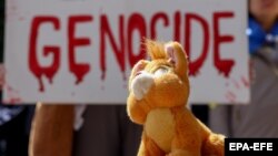 Раніше дослідники Єльського університету заявили в доповіді, що усиновлення росіянами депортованих українських дітей є «компонентом геноциду». На фото: проукраїнська акція протесту в Брюсселі, червень 2023 року