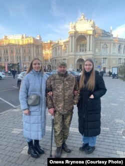 Увесь цей час вдома на Олену очікували й активно розшукували доньки й чоловік