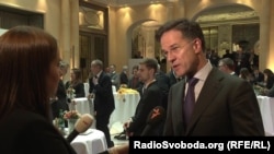 «Ми працюємо з нашими партнерами по всьому світу, щоб переконатися, що у вас достатньо, наприклад, боєприпасів 155-міліметрового калібру і систем протиповітряної оборони», – сказав Марк Рютте.