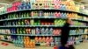 Ilustrativna fotografija: Kupac prolazi pored polica sa deterdžentima u prodavnici u Briselu, 29. oktobar 2003.