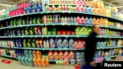 Ilustrativna fotografija: Kupac prolazi pored polica sa deterdžentima u prodavnici u Briselu, 29. oktobar 2003.