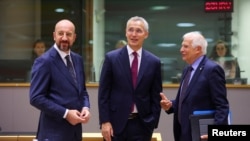 Президент Европейского совета Шарль Мишель, генеральный секретарь НАТО Йенс Столтенберг и Верховный представитель ЕС по иностранным делам и политике безопасности Жозеп Боррель принимают участие в саммите лидеров Европейского союза в Брюсселе, Бельгия, 29 июня 2023 года