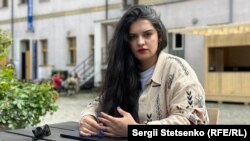 Маріам Найєм веде свій Twitter англійською мовою, де намагається пояснити англомовній аудиторії аспекти українського націоналізму