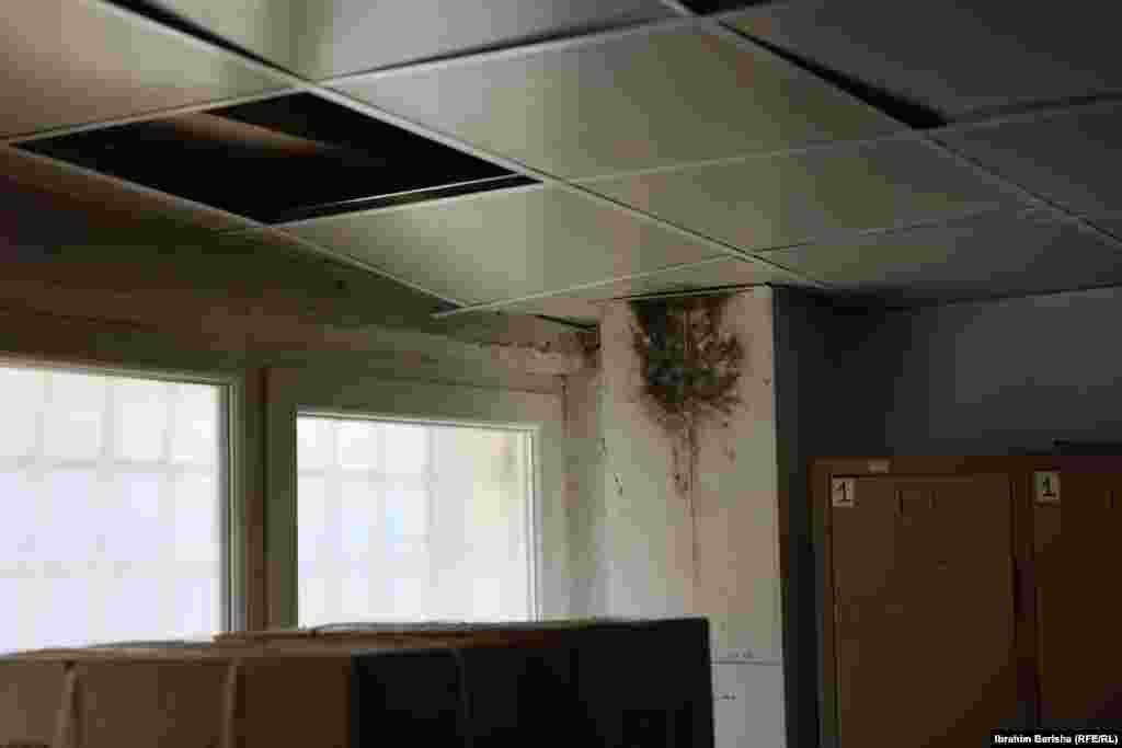 U najvećem skladištu centralne apoteke vlaga je oštetila plafon i zidove.