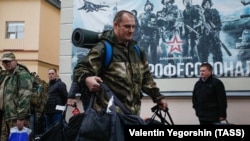 Мобілізовані чоловіки збираються на пункті збору, Санкт-Петербург, Росія, 5 жовтня 2022 року