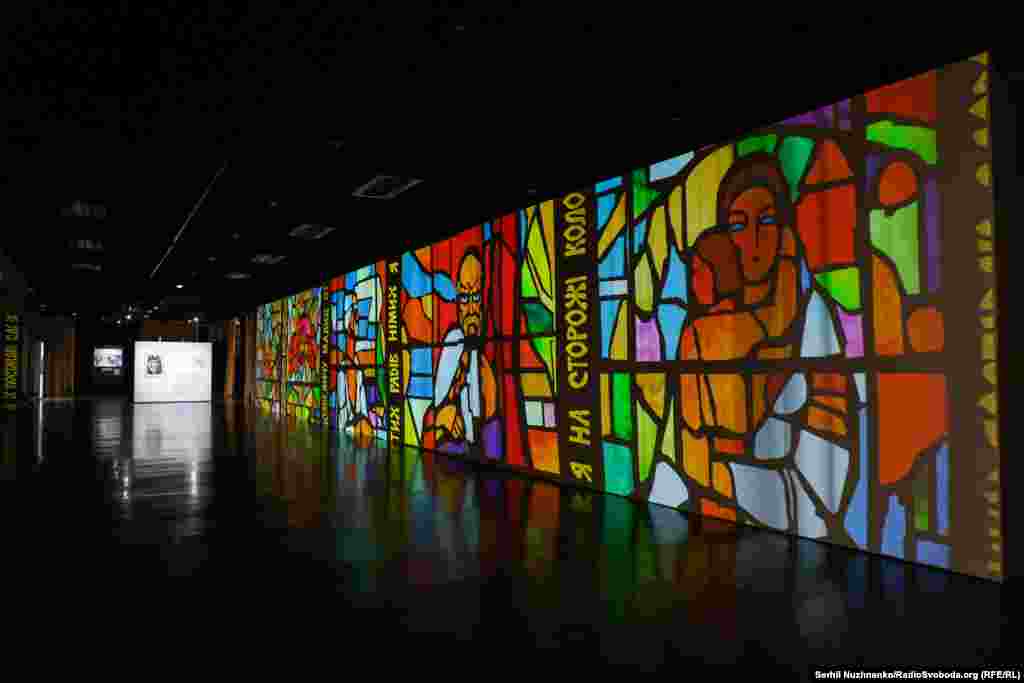 Спеціально для виставки сучасні українські митці Олексій Сай і Микола Марусик створили відеосвітлову інсталяцію за мотивами знищеного 60 років тому вітража «Шевченко. Мати»