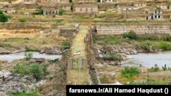 Zastave Irana i Azerbejdžana vijore se na suprotnim krajevima Hodafarinskog mosta na granici dve zemlje.