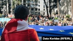 "აგენტების კანონის" წინააღმდეგ მიმდინარე აქცია საქართველოს პარლამენტთან. 15 აპრილი, 2024