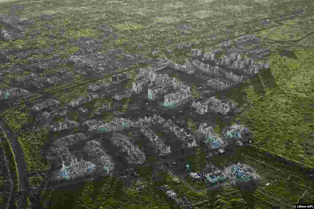 До: Центральна площа Мар'їнки в серпні 2014 року, коли в місті Донецької області проживали кілька тисяч людей. Після: зруйноване передмістя Мар'їнки у травні 2023 року. На момент захоплення Мар’їнки російськими військами у грудні 2023 року головнокомандувач ЗСУ Валерій Залужний заявив, що міста «більше не існує»