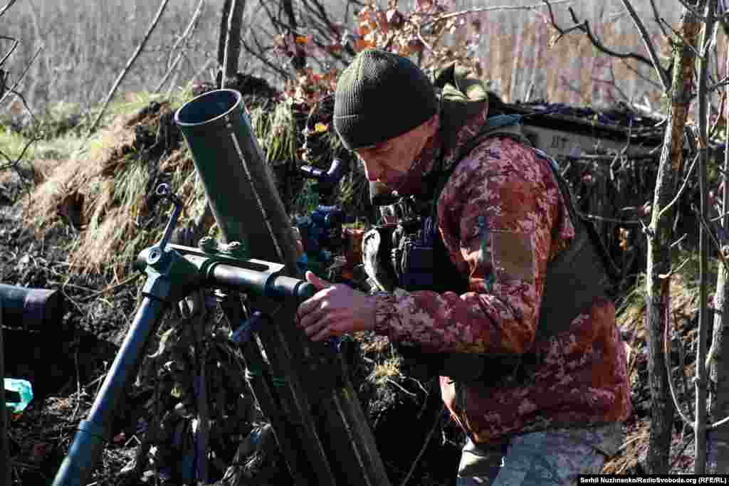 Аеророзвідники корегують, туди летить ще кілька мін. І далі – чекають наступної цілі