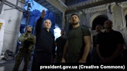 Президент України Володимир Зеленський (другий справа) під час відвідин Спасо-Преображенського собору в Одесі, який зазнав руйнувань внаслідок ракетного удару армії РФ. Одеса, 27 липня 2023 року