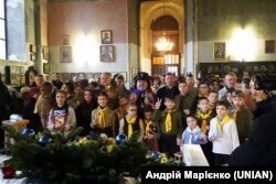 Харків, 24 грудня 2023 року. Скаути напередодні Різдва, у день Святвечора, принесли Віфлеємський вогонь до храму Іоанна-Богослова