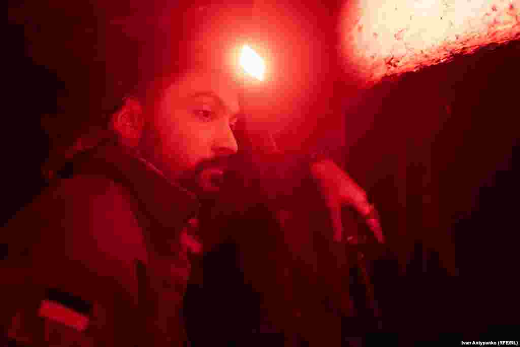 Під час бойової роботи морські піхотинці використовують мінімум освітлювальних приладів. Переважно – налобні ліхтарі з червоним кольором світла