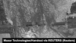 На супутниковому зображена повінь на греблі та ГЕС у Новій Каховці, 6 червня 2023 року