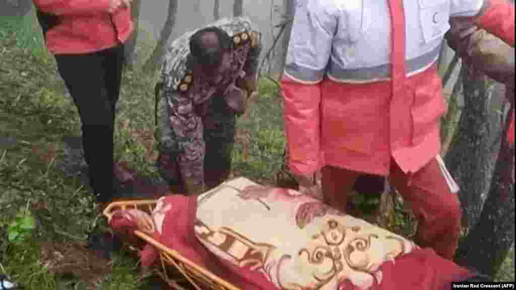 Ще один скріншот з відео, на якому рятувальники дістають тіла загиблих на місці аварії &nbsp;