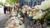 Cveće i igračke u krugu beogradske Osnovne škole "Vladislav Ribnikar", dan nakon masovne pucnjave, 4. maj 2023.