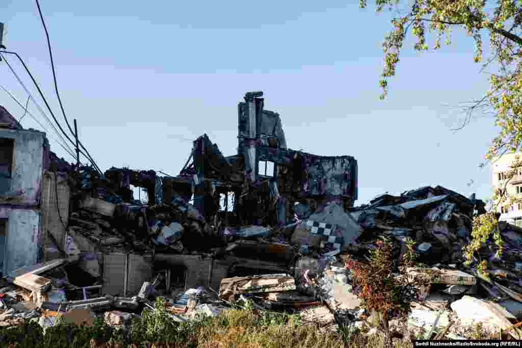 Що залишається від багатоповерхівки після влучання КАБу, показують військові