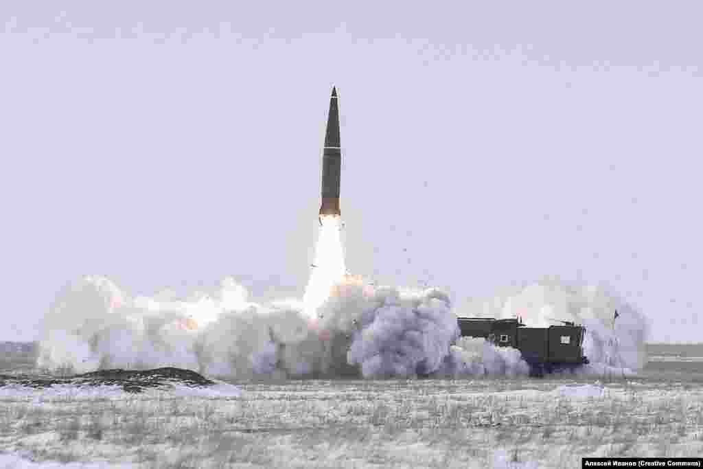 Fotografija iz 2018. godine na kojoj se vidi lansiranje rakete Iskander s ruskog poligona Kaspustin Jar. Na pitanje da li rakete često padaju, jedan od ljudi s male rođendanske zabave u Sajhinu odgovara: "U tome je stvar. To se dešava retko i daleko odavde. Dok saznate da su pale i kada odete tamo, od rakete neće ostati ništa." Što se tiče nuklearnih testova koji su obavljeni na ruskom poligonu, muškarci veruju da bi to moglo da utiče na njihovo zdravlje. Jedan od njih je rekao: "Nismo mi naučnici. Ne znamo". Ali slavljenik Nurlan dodaje: "Šta misliš zašto pijemo? Spasavamo se od radijacije. A ja sam preživeo Černobilj. Služio sam u Ukrajini 1986. godine, u Donjecku. Petnaest dana posle eksplozije (u nuklearnoj elektrani) poslani smo da ogradimo zonu od 30 kilometara. Sada imam invaliditet. Kako da ne pijem?"