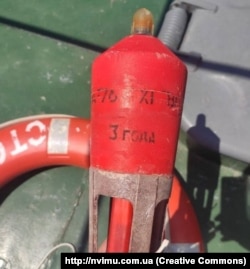 Рятувальний буй призначений, щоб автоматично подати світловий сигнал при перевертанні. Фото Національного Військово-історичного музею