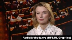Олена Шуляк, голова партії «Слуга народу». Колаж