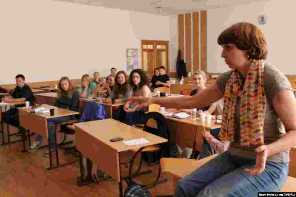 Під час лекції для студентів одного з київських вишів. Чимало журналістів написали, що Інна Кузнецова залишила слід у їхньому житті – комусь подарувала шанс, когось навчила, комусь дала пораду.  «А мені завжди щастило на молодь і я знаю, що варто допомагати студентам, адже з такої кооперації можна отримати гарний результат», – казала вона  