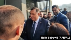 Milorad Dodik (lijevo), predsjednik Republike Srpske, i njegov sin Igor (desno), na ulazu u Sud i Tužilaštvo BiH, 20. decembra, 2023.