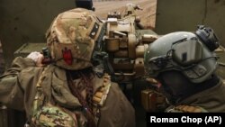 Українські військові ведуть вогонь по російських позиціях біля Бахмуту на Донеччині, 18 березня 2023 року