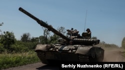 За даними штабу, українські війська також продовжують стримувати наступ російських військ на Лиманському, Авдіївському та Маріїнському напрямках. Фото ілюстративне