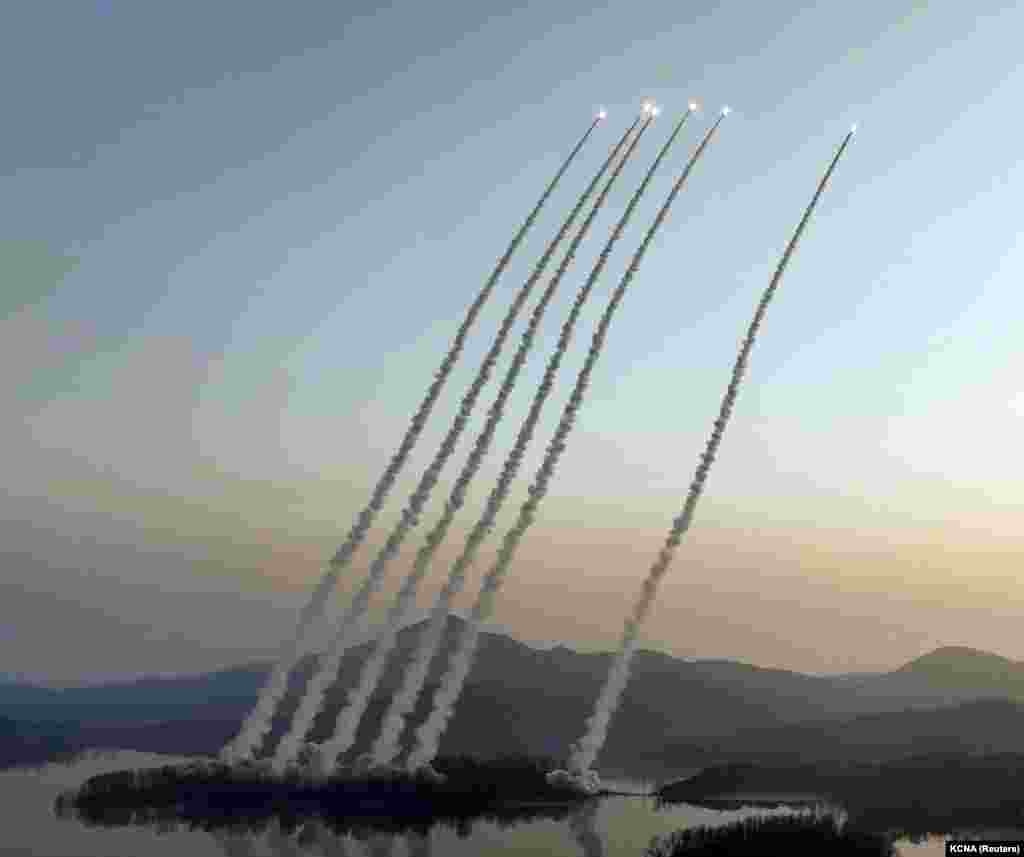 Випробування ракети в Північній Кореї в березні. Військовий бюджет Росії у 2023 році зріс до понад 100 мільярдів доларів, що становить третину всіх державних витрат, але здатність Росії виробляти бронетехніку та боєприпаси наразі значно нижча, аніж втрати російської армії в Україні. У 2022 році Росія, за підрахунками, випустила понад 10 мільйонів артилерійських снарядів по Україні. При цьому за рік Росія здатна виробляти максимум 2 мільйони артилерійських снарядів  