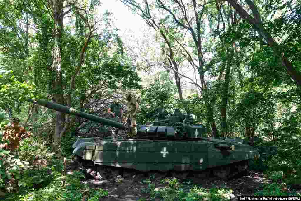 «Затрофеїли ми їх під час контрнаступу на Ізюмському напрямку. По трасі, яка йде в бік Ізюму. Ось цей танк Т-72Б3, 2019 року випуску. Потім ми їх ще модернізували за нашими стандартами. Але головне в машині – це екіпаж. Я впевнений, що будь-який закордонний танк – це головне екіпаж, який на ньому воює», – зазначає Андрій, військовий 30-ї окремої механізованої бригади 