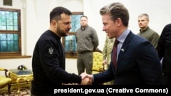 УКРАИНА - Претседателот на Украина, Володимир Зеленски(лево) и министерот за одбрана на Шведска ,Пал Џонсон(десно),Киев, 24 февруари 2024 година.