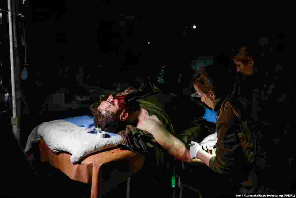 Головне завдання військових медиків, які працюють біля лінії фронту – стабілізувати пораненого, не дати померти від больового шоку та втрати крові, зробити все можливе, щоб його можна було перевезти до тилової лікарні. Бахмутський  стабпункт, листопад 2022 року