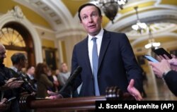 Cенатора-демократ Кріс Мерфі спілкується з журналістами, щодо питань кордону США