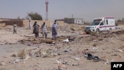 امنیتي چارواکي د سېپټېمبر پر ۲۹مه د بلوچستان په مستونګ کې تر خونړي برید وروسته د پېښې د ځای معاینه کوي. 