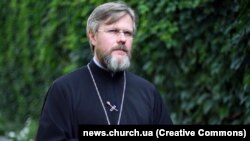 Прізвище посадовця УПЦ (МП) в повідомленні спецслужби не вказане, але його посада і описана діяльність вказують на заступника голови синодального відділу зовнішніх церковних зв’язків УПЦ (МП) Миколу Данилевича (на фото)