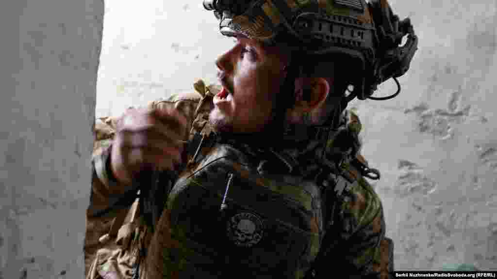 За якусь мить навколо усе загуділо, зашуміло і на наш напрямок полетіли снаряди від російської армії. Кажуть військові, що, ймовірно, таким чином намагаються погасити вогневу точку.