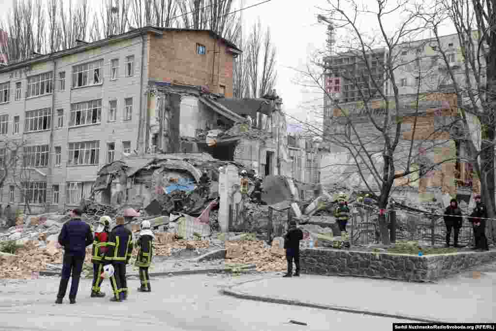 Президент Володимир Зеленський прокоментував ракетний удар Росії по Києву 25 березня. Він&nbsp;вказав на те, що атака спричинила пошкодження житлової забудови. &laquo;Ми не втомлюємося повторювати, що Україні потрібно більше ППО. Це безпека для наших міст і збережені людські життя. Всім нам у світі, хто поважає й захищає життя, треба зупинити цей терор&raquo;, &ndash; наголосив президент. &nbsp;