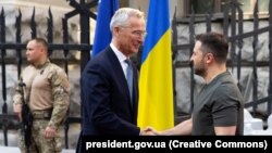 Президент України Володимир Зеленський і генсекретар НАТО Єнс Столтенберґ (ліворуч). Київ, 28 вересня 2023 року /