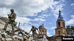 Українські військовослужбовці патрулюють територію, яка постраждала від російських військових ударів, Запорізька область, 20 травня 2024 року