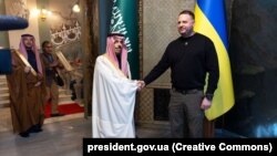 Керівник Офісу президента України Андрій Єрмак (праворуч) і міністр закордонних справ Саудівської Аравії принц Фейсал бін Фархан Аль Сауд. Київ, 26 лютого 2023 року