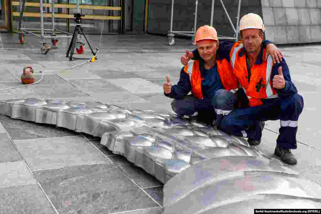 Монтажники-висотники Валентин і Олег, які брали безпосередню участь у демонтажі першого елемента герба