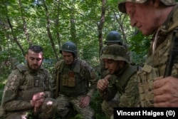 Новобранці 22-ї механізованої бригади під час навчання з інструктором