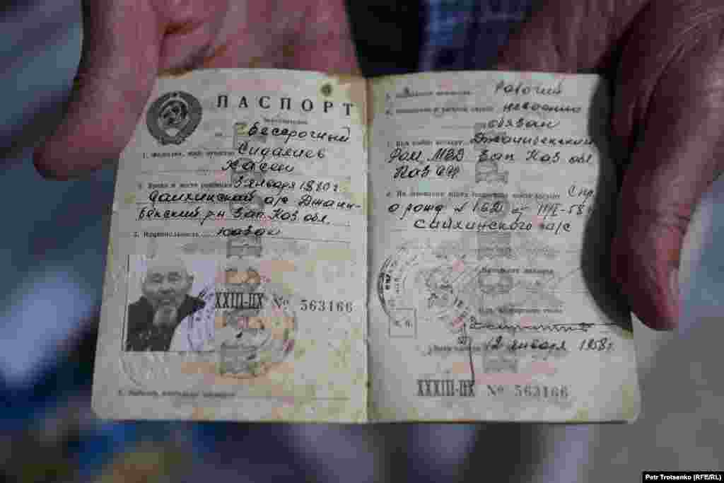 Samigulin pokazuje pasoš pokojnog dede. Dva puta je zatvaran posle hodočašća u Meku. Govoreći o obližnjem ruskom vojnom poligonu, Samigulin kaže: "Nemam problema s tim. Ne samo da tamo izvode testove, već razmišljaju i o bezbednosti. Kako odbiti neprijatelja – NATO. Vidite, ja sam uz (ruskog predsednika Vladimira) Putina. Da nisam tako star, otišao bih da se borim (u Ukrajinu). Možda se to nekima ne sviđa, ali ja ne krijem svoje mišljenje".