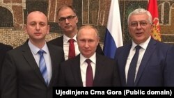 Vladimir Putin sa Milanom Knezevićem (lijevo) i Andrijom Mandićem (desno) u Beogradu, 2019.
