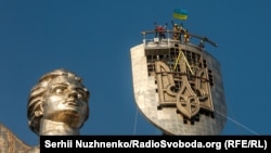 Український Тризуб замінив радянський герб на монументі «Батьківщина-мати» (фоторепортаж)