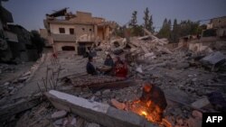 Палестинська сім’я серед руїн свого сімейного будинку в Дейр-ель-Балах, 11 березня 2024 року