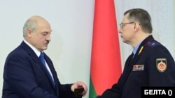 Аляксандар Лукашэнка і генэральны пракурор Андрэй Швед, які ўзначальвае камісію па вяртаньні (справа)