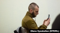 Юрій Аксенин, син героя Небесної сотні Василя Аксенина на судовому засіданні