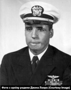 Джон Лавра після отриманих опіків у палаючому літаку